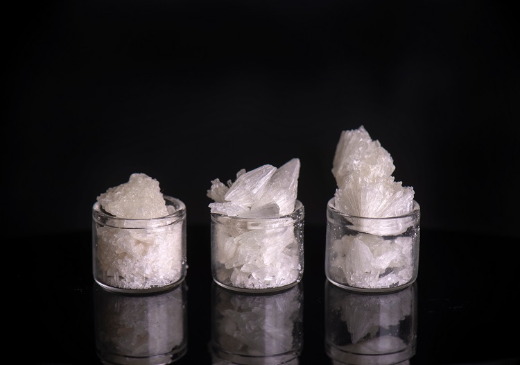 CBD izolát (krystaly), z kterých se vyrábí kanabinoid CBDP